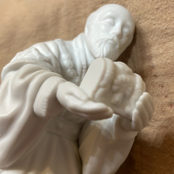 Avon Nativity Collectibles The Magi  Porcelain Figurine. Excellent Condition. - Picture 6 of 13